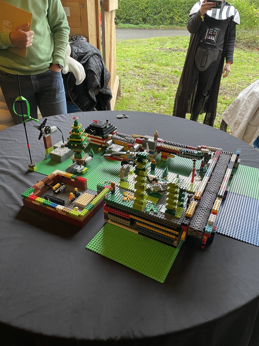 Une structure en briques construite en équipe sur une table ronde